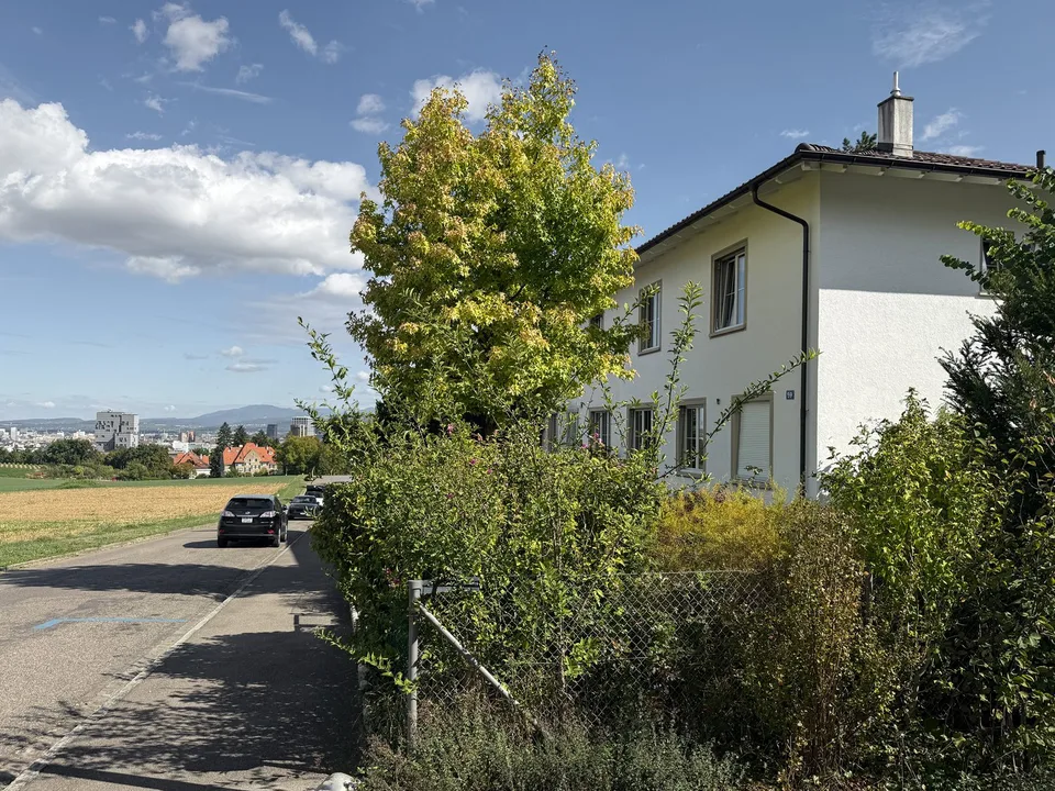 6.5-Zimmer-Doppeleinfamilienhaus mit grossem Garten, Pool und Weitsicht – Foto 23 von 27