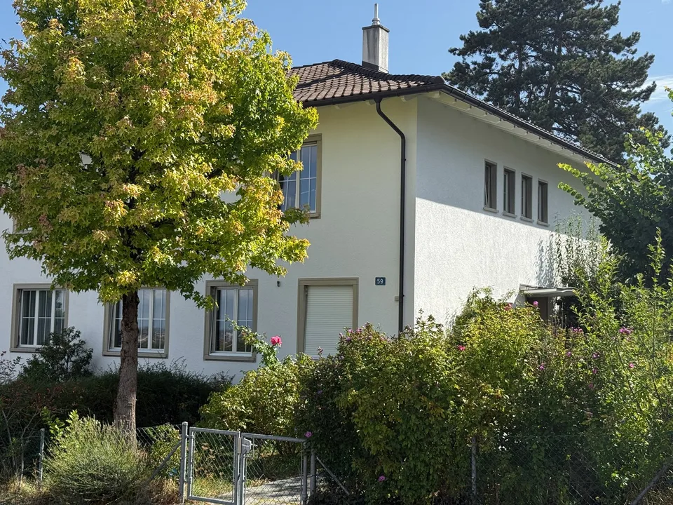 6.5-Zimmer-Doppeleinfamilienhaus mit grossem Garten, Pool und Weitsicht – Foto 2 von 27