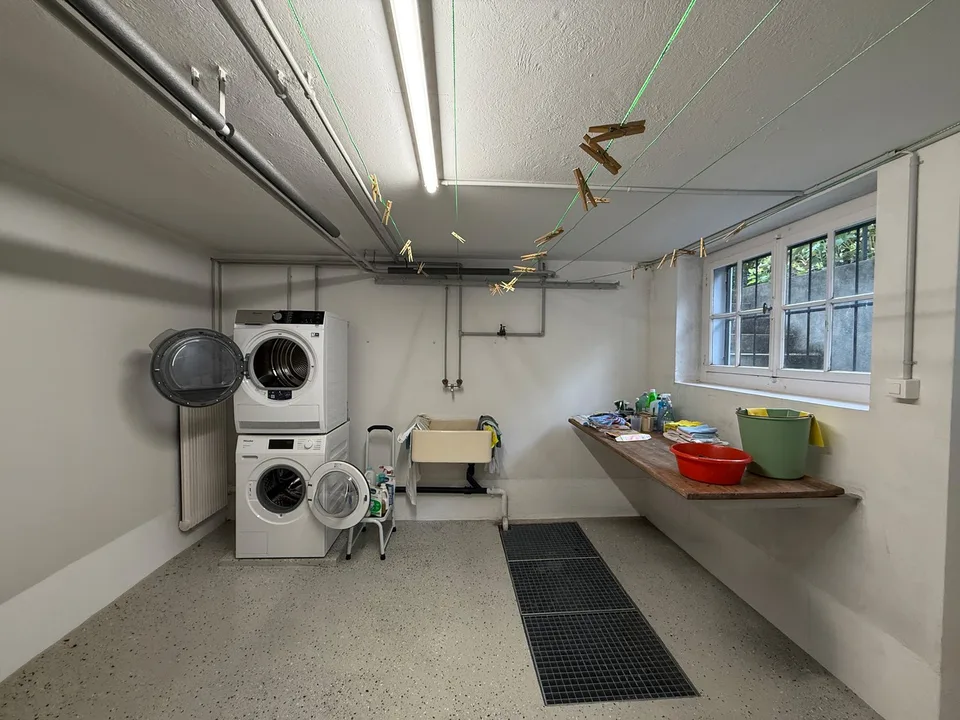 6.5-Zimmer-Doppeleinfamilienhaus mit grossem Garten, Pool und Weitsicht – Foto 21 von 27