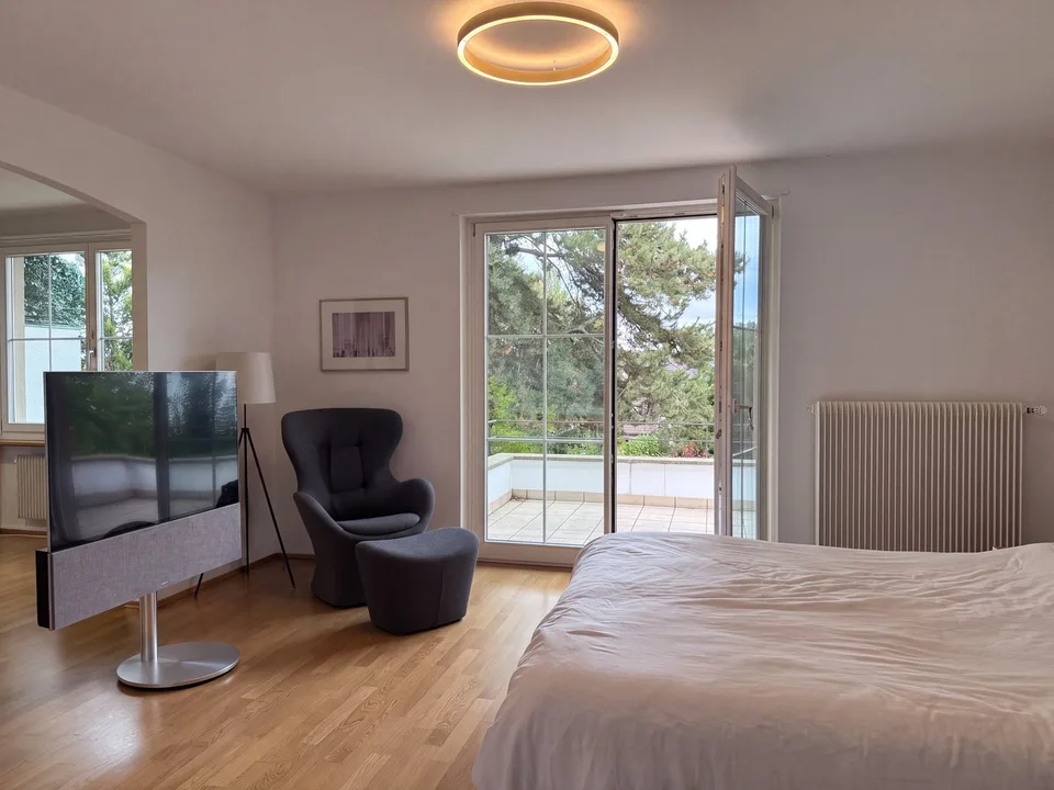 6.5-Zimmer-Doppeleinfamilienhaus mit grossem Garten, Pool und Weitsicht – Foto 13 von 27