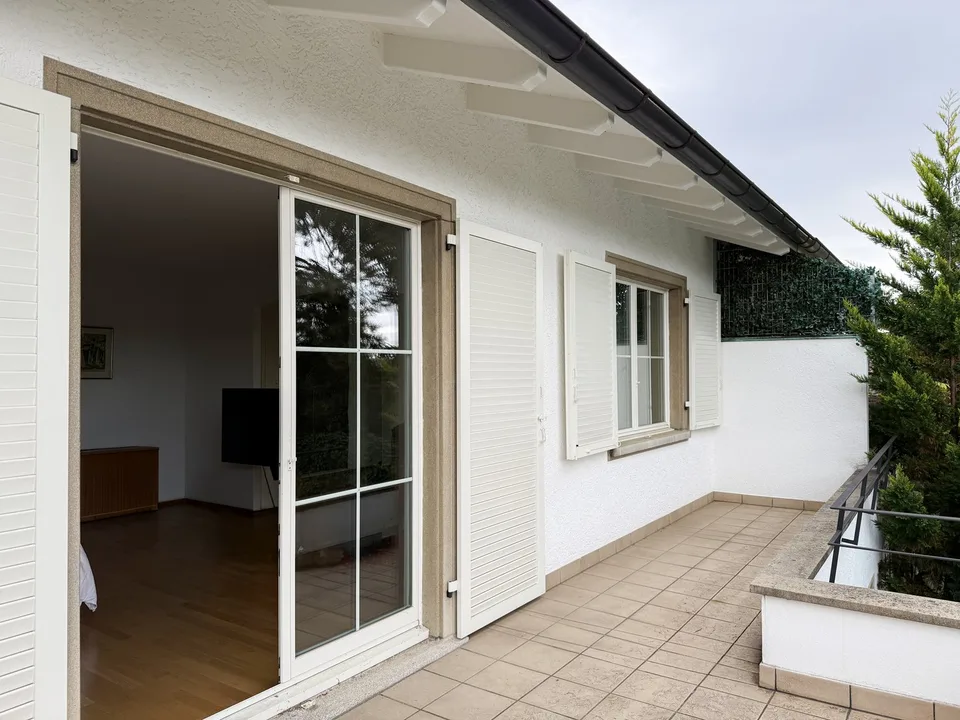 6.5-Zimmer-Doppeleinfamilienhaus mit grossem Garten, Pool und Weitsicht – Foto 16 von 27