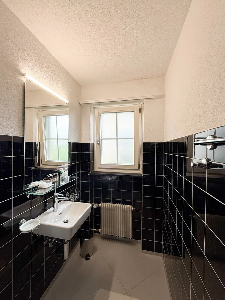 6.5-Zimmer-Doppeleinfamilienhaus mit grossem Garten, Pool und Weitsicht – Foto 20 von 27