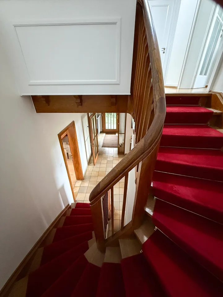 6.5-Zimmer-Doppeleinfamilienhaus mit grossem Garten, Pool und Weitsicht – Foto 11 von 27