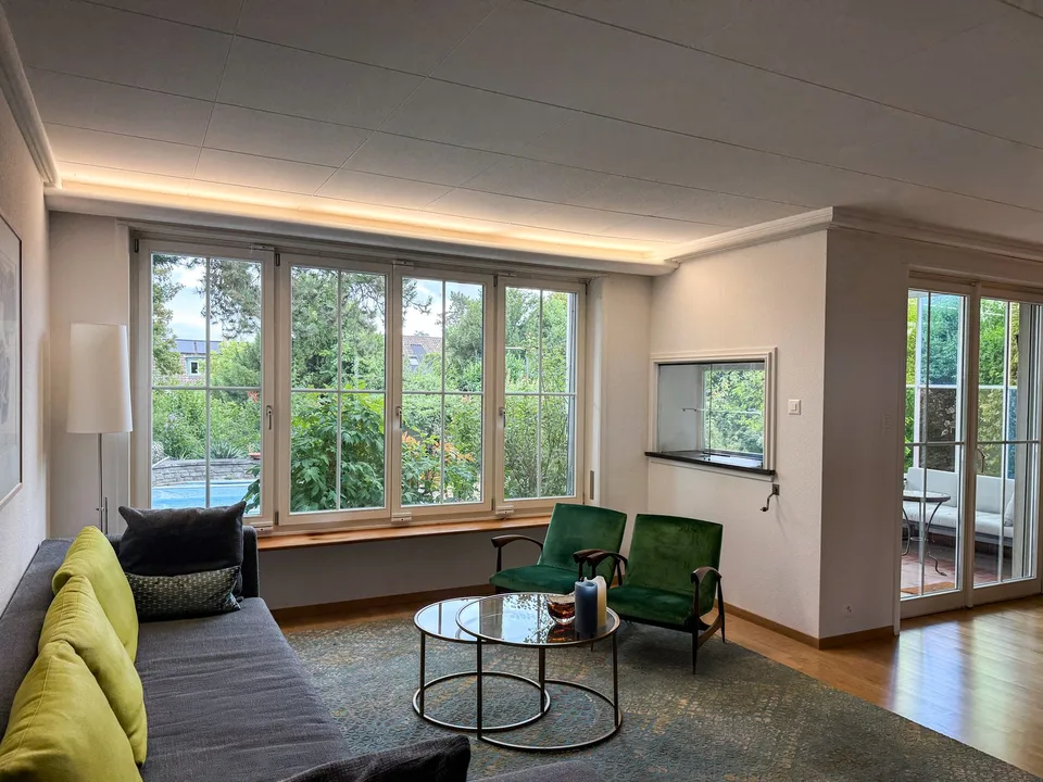 6.5-Zimmer-Doppeleinfamilienhaus mit grossem Garten, Pool und Weitsicht – Foto 5 von 27
