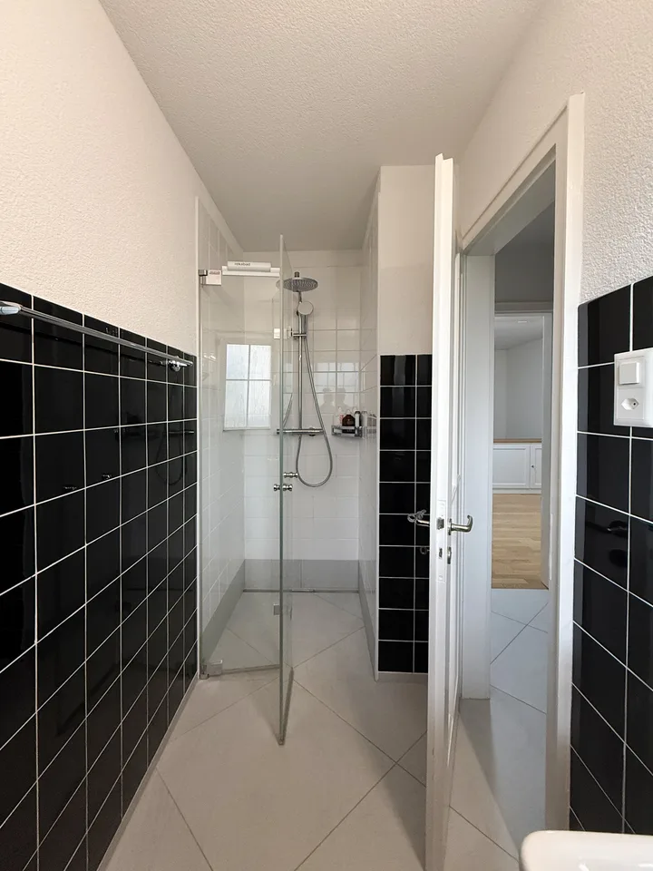 6.5-Zimmer-Doppeleinfamilienhaus mit grossem Garten, Pool und Weitsicht – Foto 19 von 27