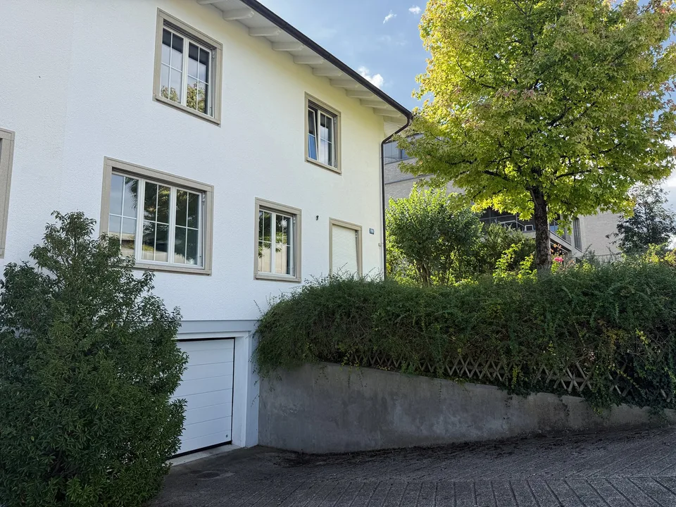 6.5-Zimmer-Doppeleinfamilienhaus mit grossem Garten, Pool und Weitsicht – Foto 25 von 27