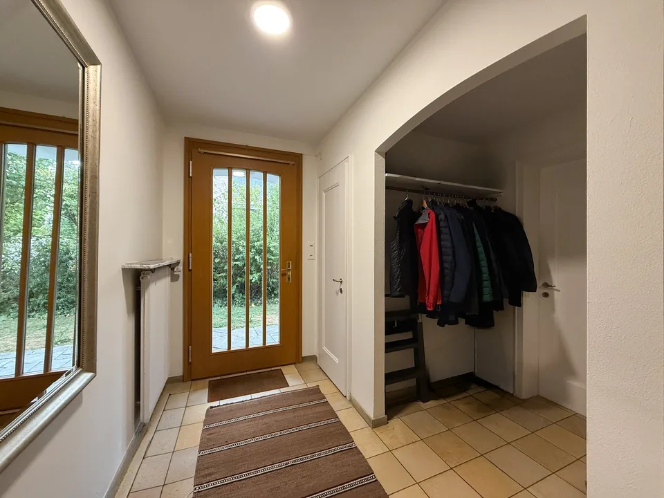 6.5-Zimmer-Doppeleinfamilienhaus mit grossem Garten, Pool und Weitsicht – Foto 9 von 27
