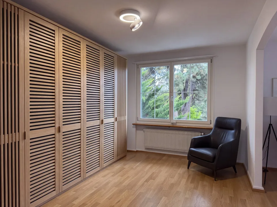 6.5-Zimmer-Doppeleinfamilienhaus mit grossem Garten, Pool und Weitsicht – Foto 12 von 27