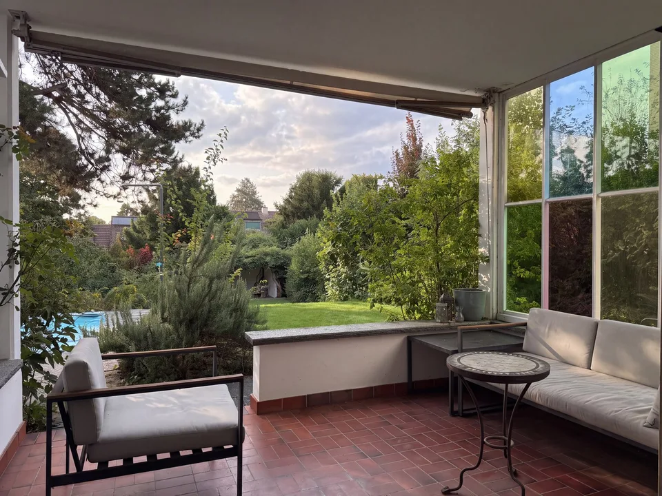 6.5-Zimmer-Doppeleinfamilienhaus mit grossem Garten, Pool und Weitsicht – Foto 3 von 27