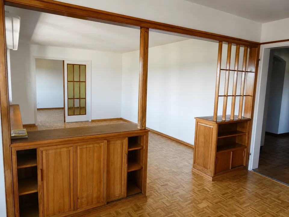 Grosszügige 8-Zimmer-Wohnung mit Balkon und wunderschöner Weitsicht – Foto 3 von 10
