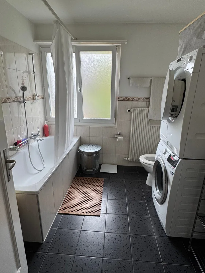 Grosszügige 8-Zimmer-Wohnung mit Balkon und wunderschöner Weitsicht – Foto 8 von 10