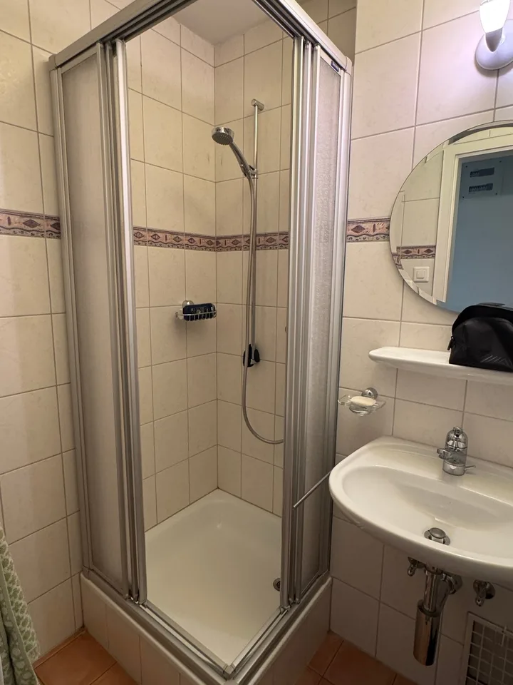 Grosszügige 8-Zimmer-Wohnung mit Balkon und wunderschöner Weitsicht – Foto 9 von 10
