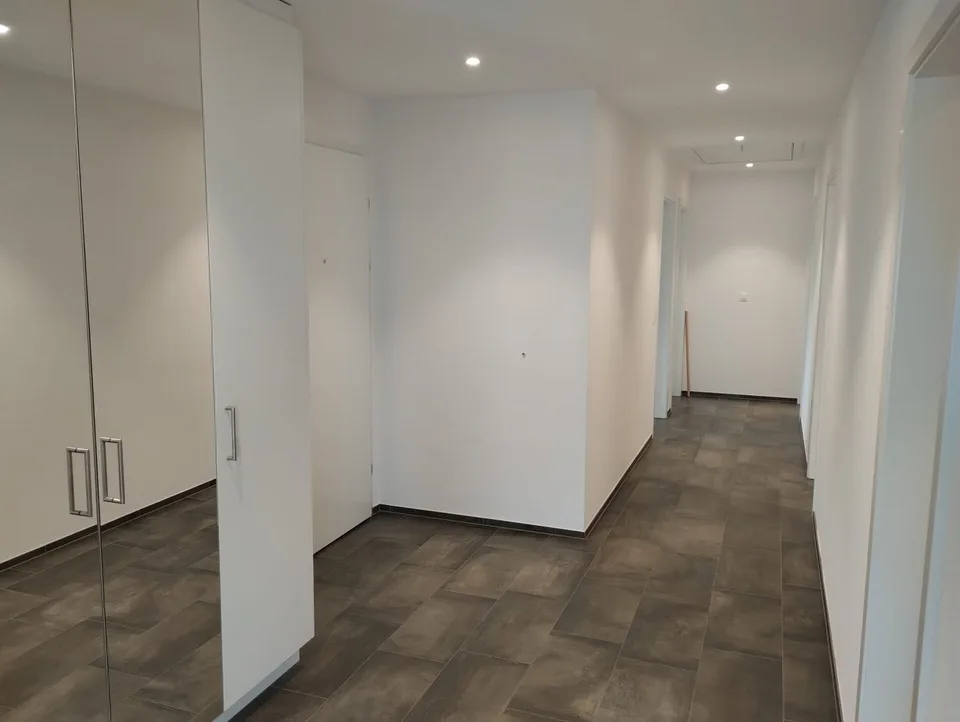 Appartamento di 4,5 locali in mansarda con vista sulle Alpi ad Aristau – foto 4 di 8