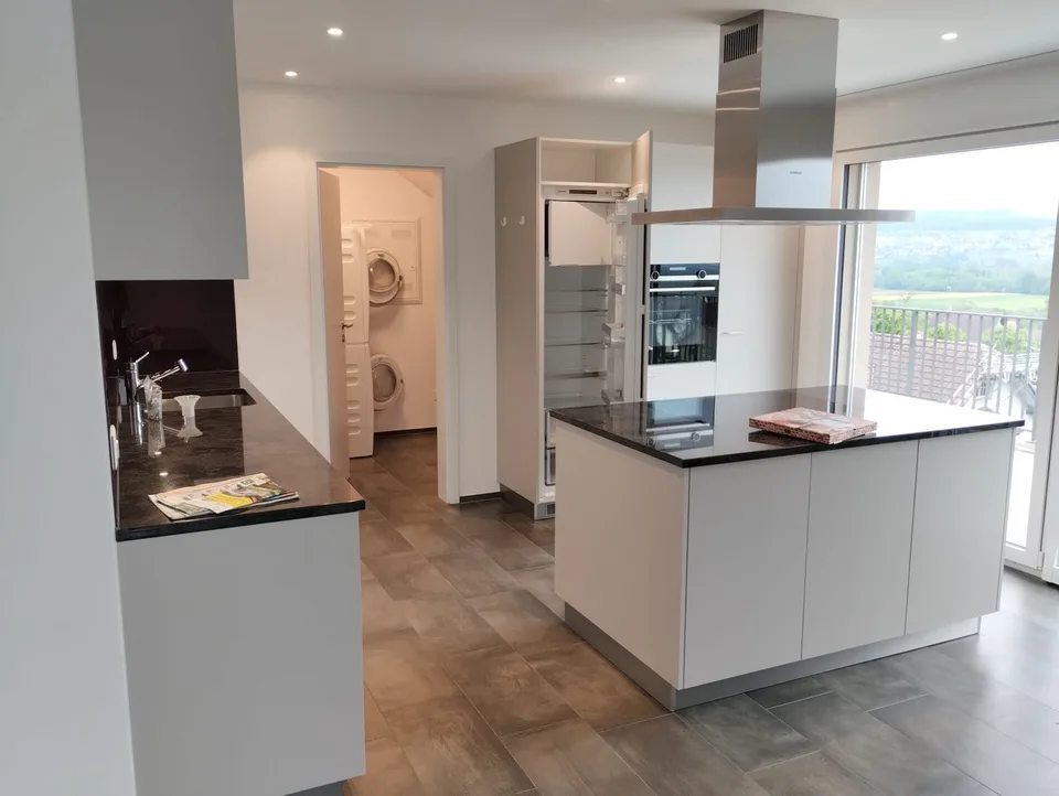Appartamento di 4,5 locali in mansarda con vista sulle Alpi ad Aristau – foto 2 di 8