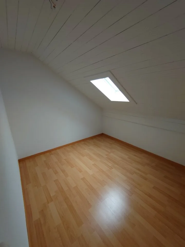Appartement spacieux 2.5 pièces en mansarde – photo 4 sur 7