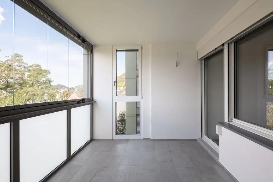 Heimelige 3.5 Z.-Wohnung mit Wintergarten-Balkon – Foto 2 von 8