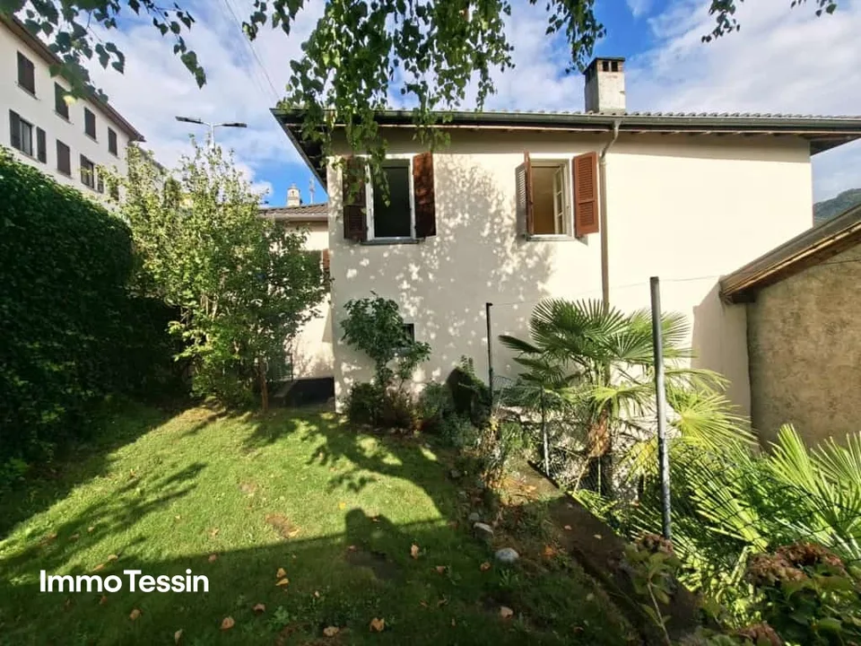 Maison rénovée avec amour au cœur du Nucleo de Bidogno avec son propre jardin à un prix imbattable – photo 2 sur 13
