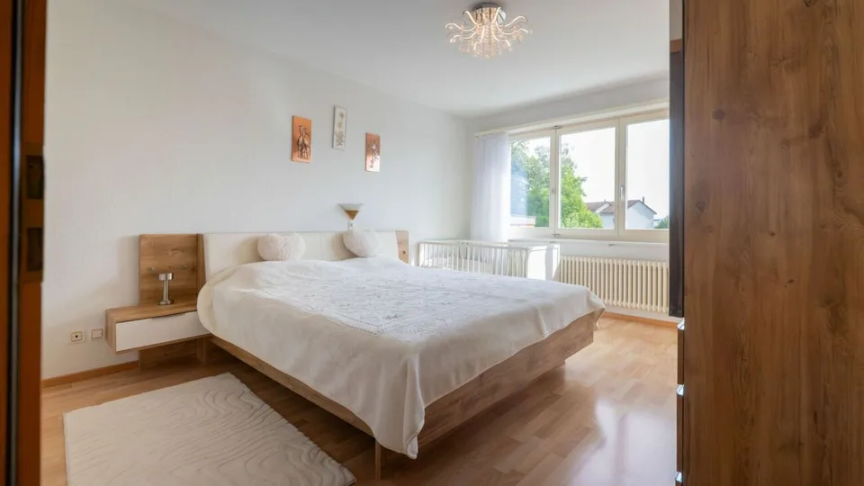 Freistehendes Einfamilienhaus mit Umschwung – Foto 7 von 30