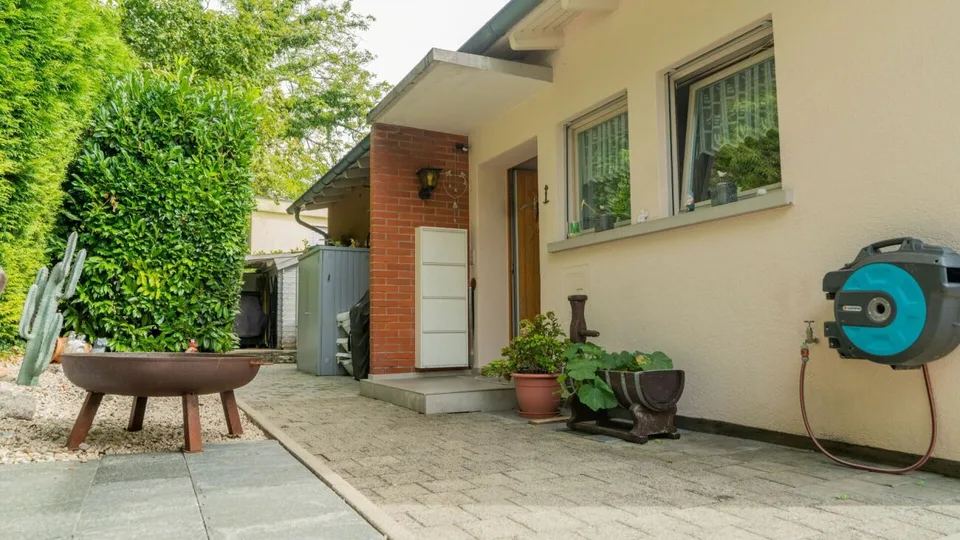 Freistehendes Einfamilienhaus mit Umschwung – Foto 27 von 30