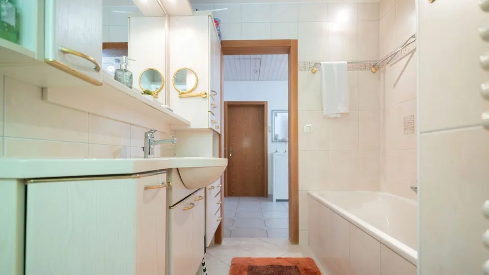 Freistehendes Einfamilienhaus mit Umschwung – Foto 16 von 30