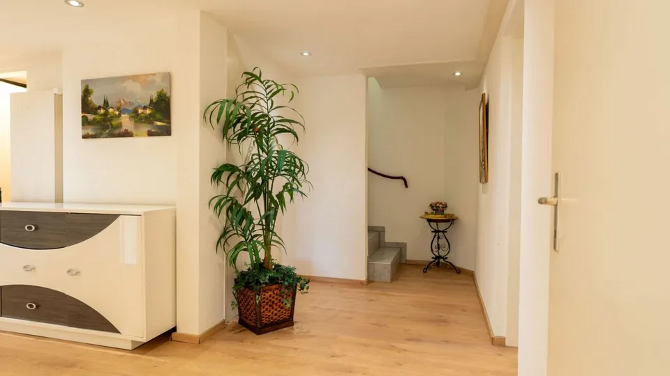 Freistehendes Einfamilienhaus mit Umschwung – Foto 17 von 30