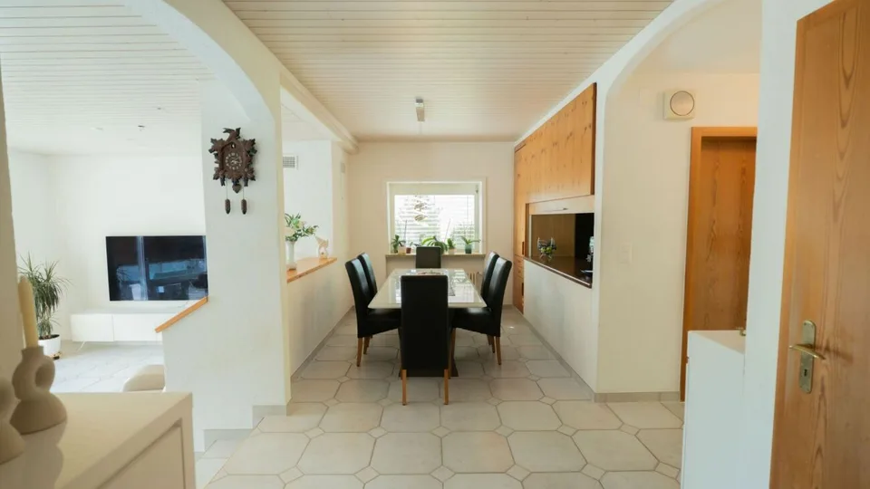 Freistehendes Einfamilienhaus mit Umschwung – Foto 13 von 30