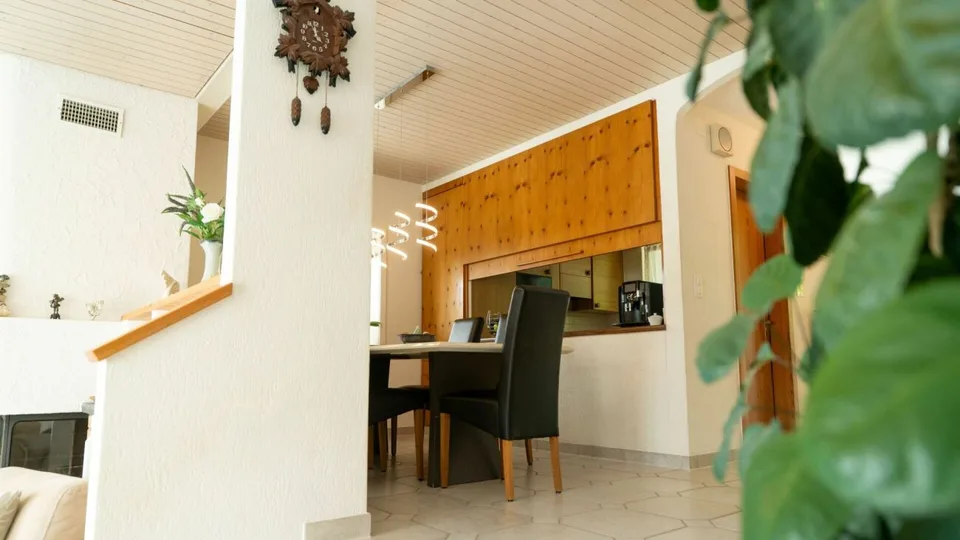 Freistehendes Einfamilienhaus mit Umschwung – Foto 6 von 30