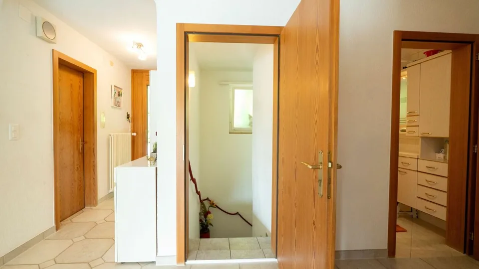 Freistehendes Einfamilienhaus mit Umschwung – Foto 11 von 30