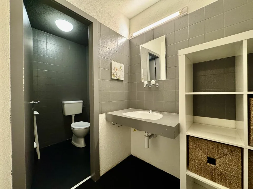 Locale commerciale arredato - affitto all-inclusive incluso spese accessorie e pulizia – foto 3 di 6