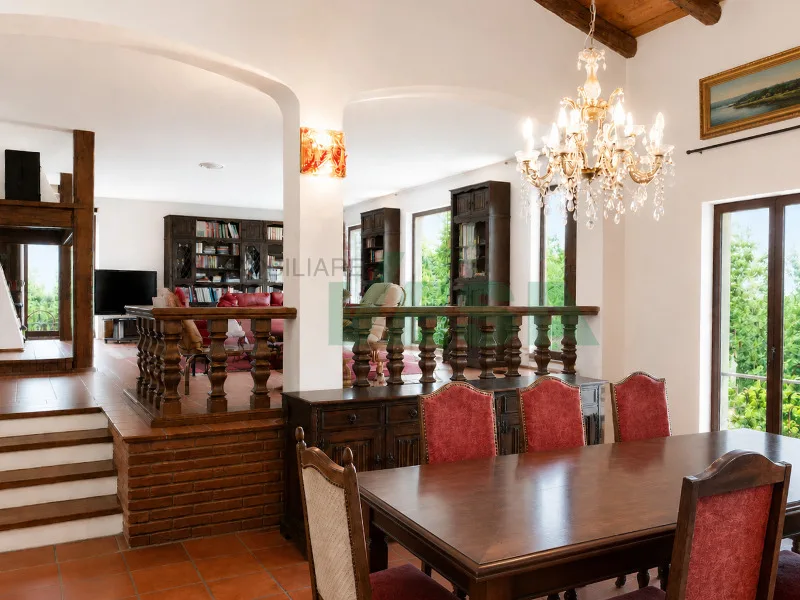 Elegante e spaziosa villa in stile mediterraneo con grande terreno – foto 10 di 13