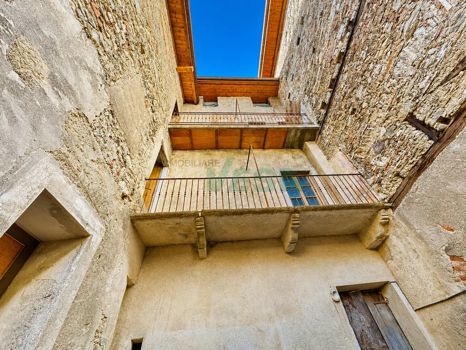 Splendida proprietà con antico palazzo, casetta rustica e bel giardino – Foto 12 von 13