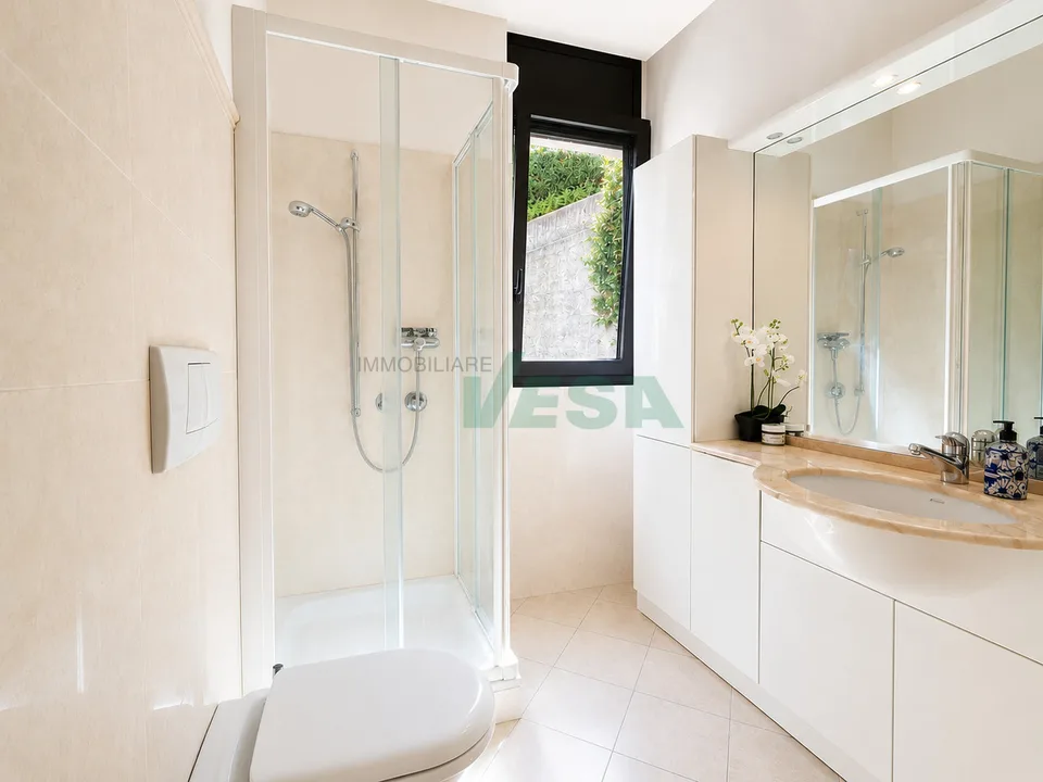 Bel appartamento 6,5 locali con giardino in tranquilla zona collinare – Foto 12 von 13