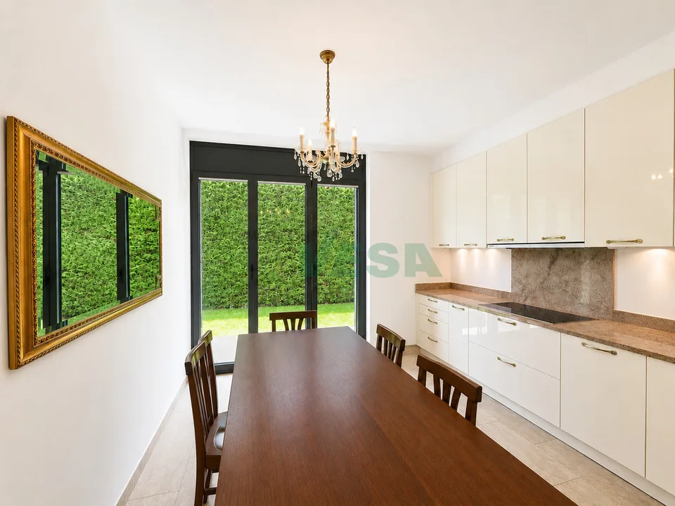 Bel appartamento 6,5 locali con giardino in tranquilla zona collinare – Foto 6 von 13