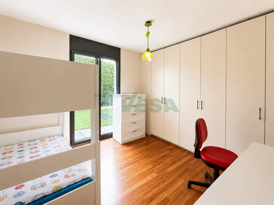 Bel appartamento 6,5 locali con giardino in tranquilla zona collinare – Foto 11 von 13