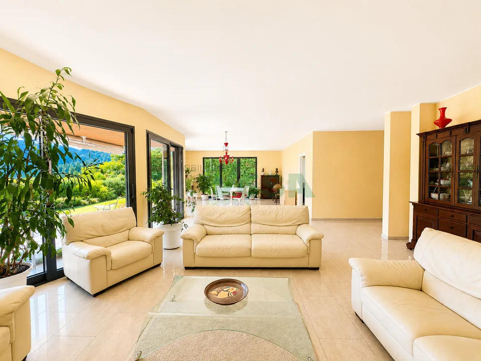 Bel appartamento 6,5 locali con giardino in tranquilla zona collinare – Foto 2 von 13