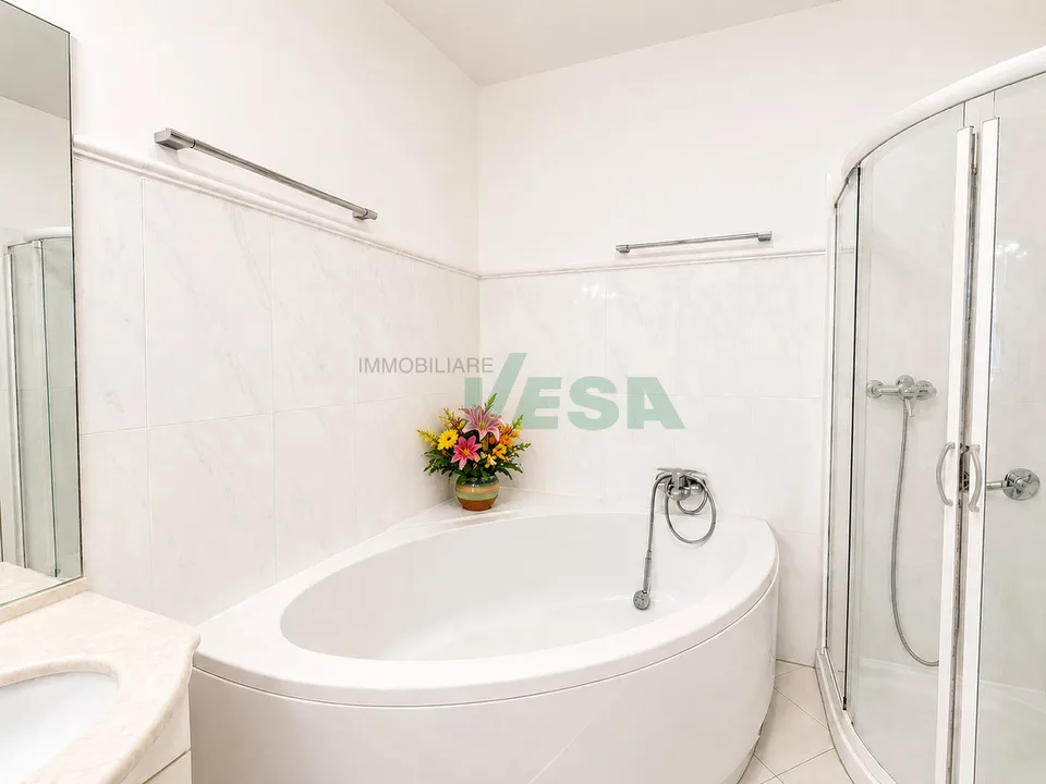 Bel appartamento 6,5 locali con giardino in tranquilla zona collinare – Foto 8 von 13