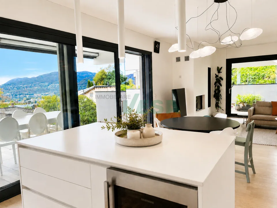 Magnifico attico 4,5 locali con grande terrazza e parziale vista lago – Foto 4 von 11
