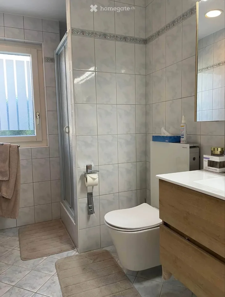 Zimmer mit möblierter Einrichtung und eigenem Badezimmer in Bulle – Foto 2 von 2