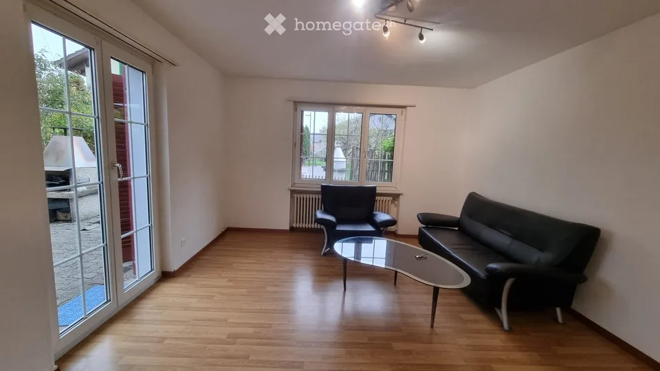4.5-Zimmer-Reiheneckhaus mit Garten und 2 Parkplätzen – Foto 4 von 5