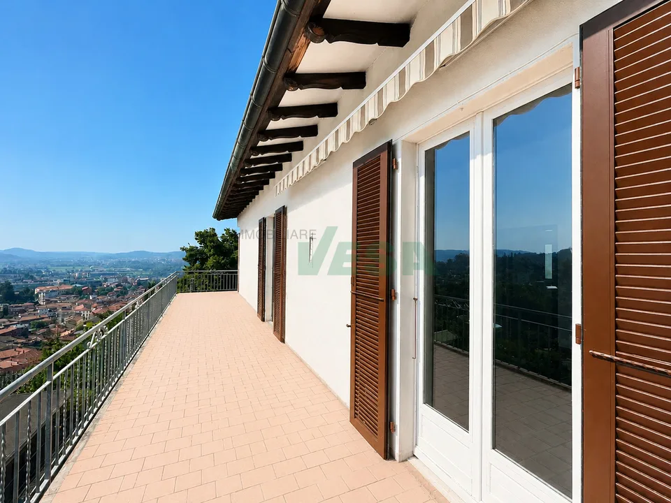 Ampia casa con 3 appartamenti di diverse dimensioni, con bella vista – Foto 9 von 13