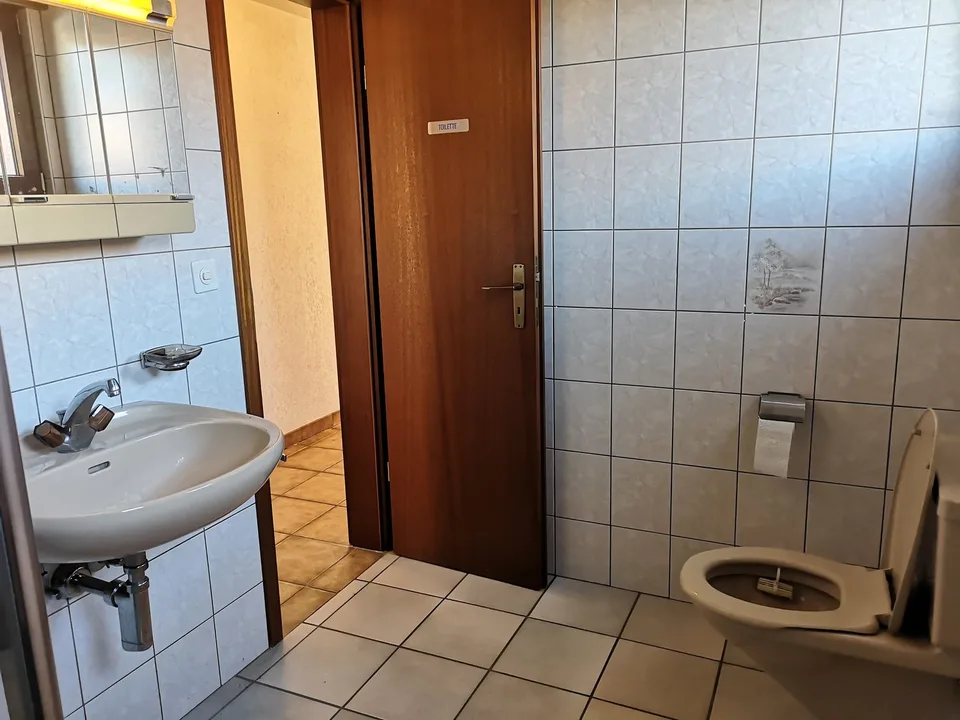 Baisse de prix : maison 5.5pces, env. 120m2, terrain 802m2, avec garage, places de parc, terrasse – Foto 21 von 30