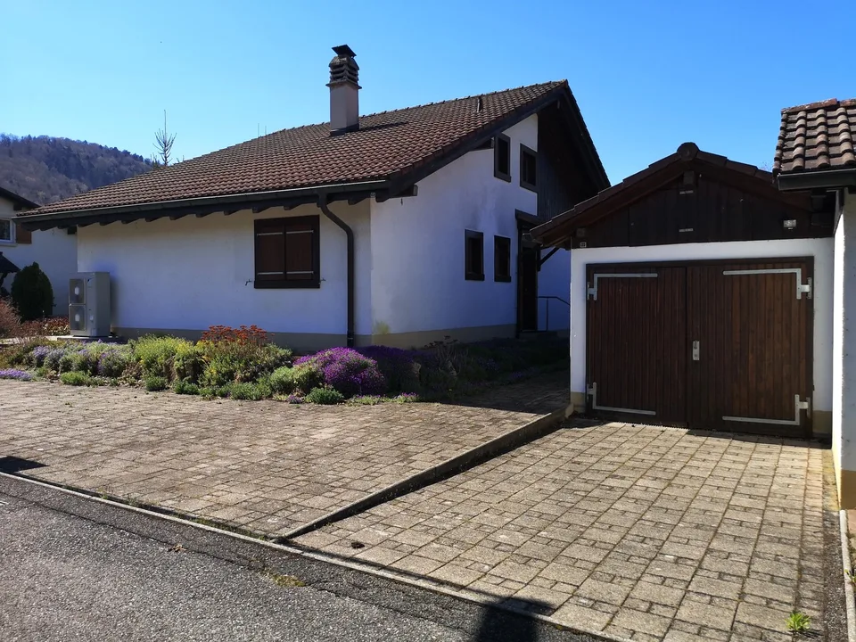 Baisse de prix : maison 5.5pces, env. 120m2, terrain 802m2, avec garage, places de parc, terrasse – Foto 2 von 30
