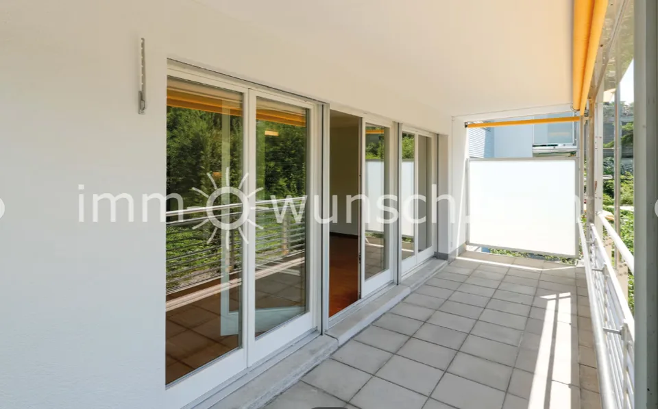 Appartamento luminoso e spazioso 3 ½ locali con balcone coperto e vista sul laghetto – foto 3 di 14