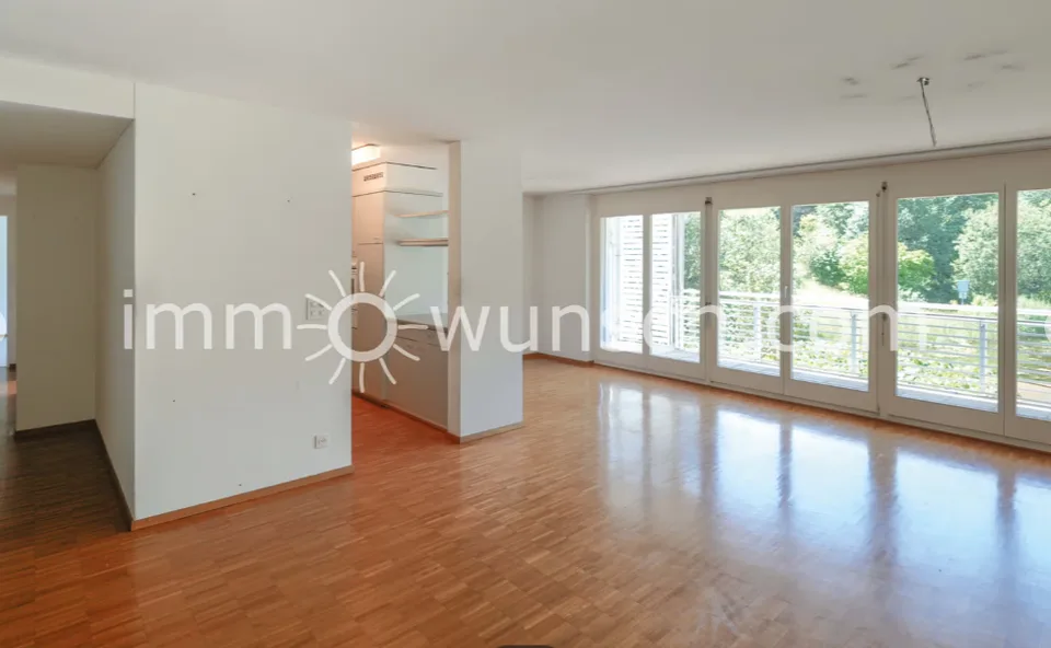 Appartamento luminoso e spazioso 3 ½ locali con balcone coperto e vista sul laghetto – foto 5 di 14