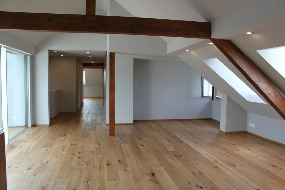 Appartamento in mansarda di 4,5 locali con loggia, 153 m2 di superficie abitabile netta e loggia – foto 4 di 12