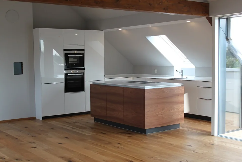 Appartamento in mansarda di 4,5 locali con loggia, 153 m2 di superficie abitabile netta e loggia – foto 3 di 12