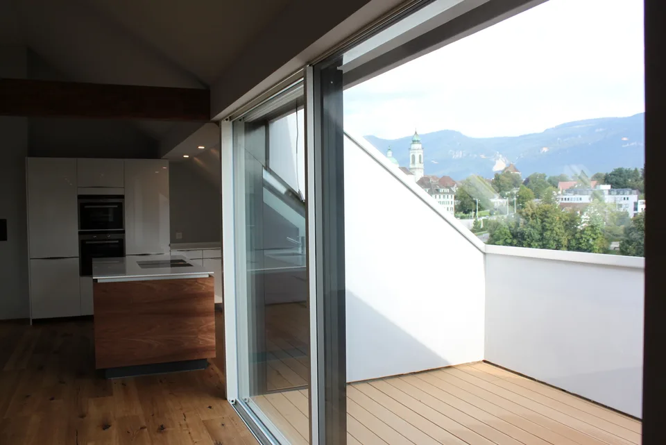 Appartamento in mansarda di 4,5 locali con loggia, 153 m2 di superficie abitabile netta e loggia – foto 2 di 12