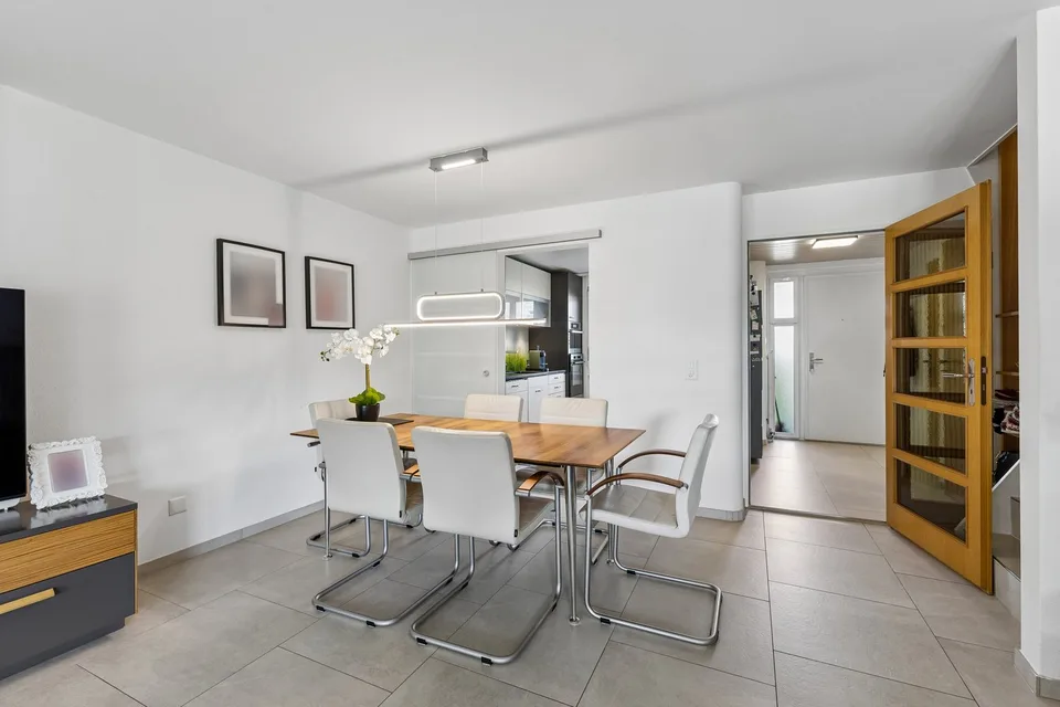 Votre jardin de bien-être avec jacuzzi & vue sur le Jura – maison de ville 5½ pièces – photo 6 sur 19