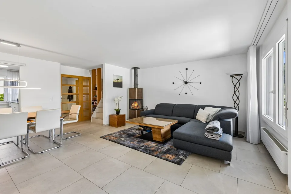 Votre jardin de bien-être avec jacuzzi & vue sur le Jura – maison de ville 5½ pièces – photo 4 sur 19