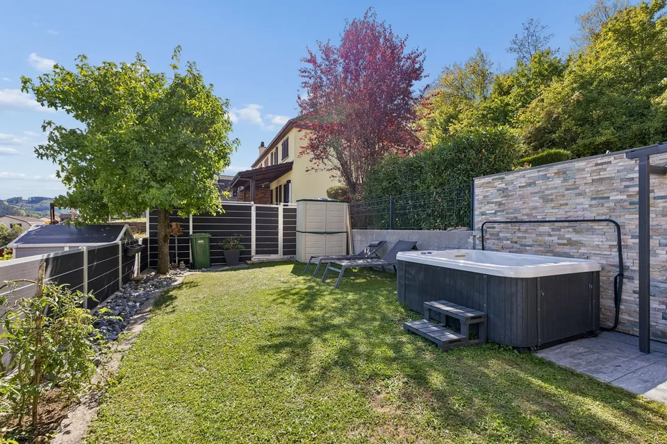 Votre jardin de bien-être avec jacuzzi & vue sur le Jura – maison de ville 5½ pièces – photo 9 sur 19